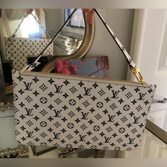 LV Handheld wristlet pouch 🖤🩵 - Picture 9 of 16